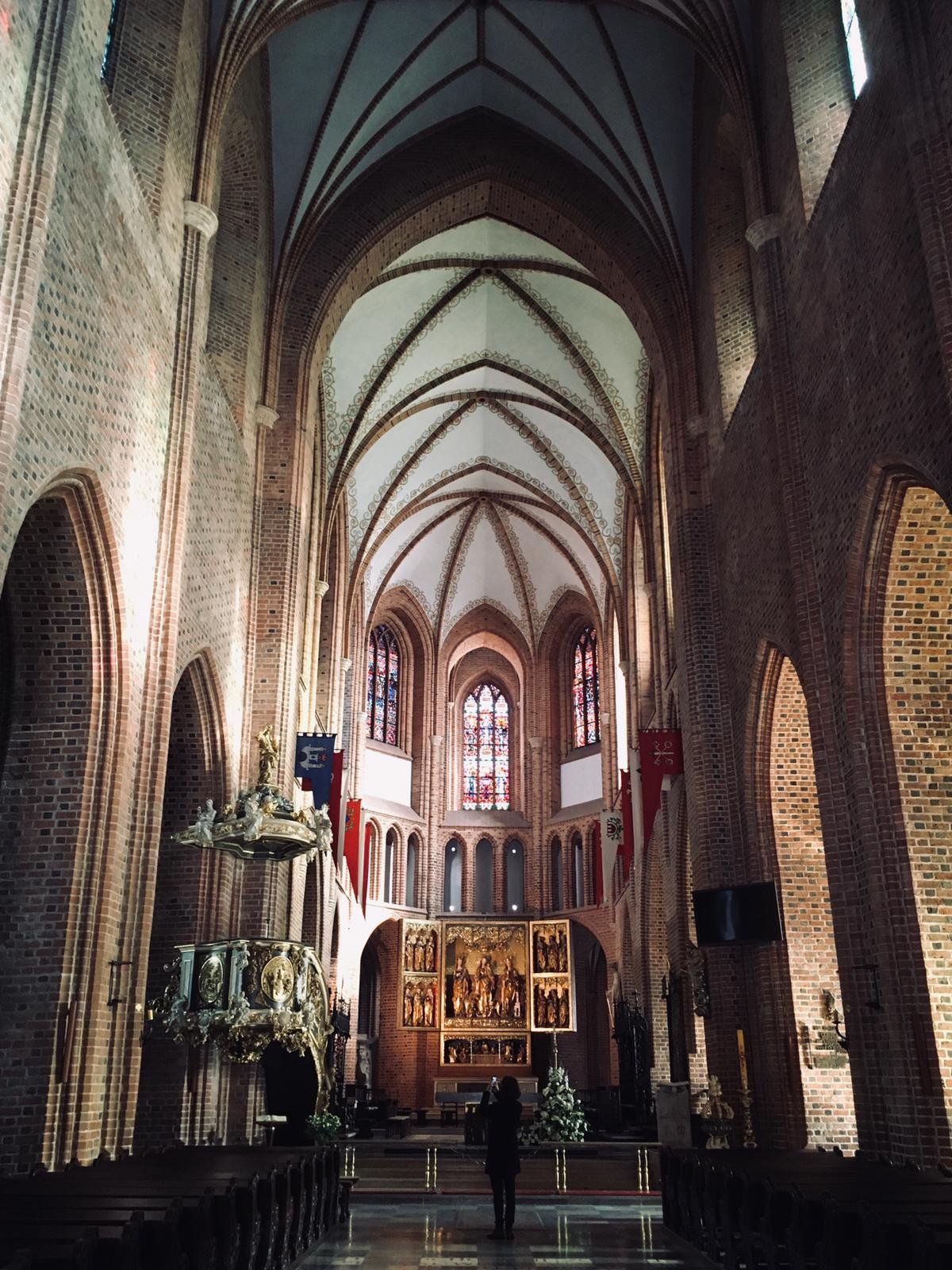 Interiér baziliky sv. Petra a Pavla