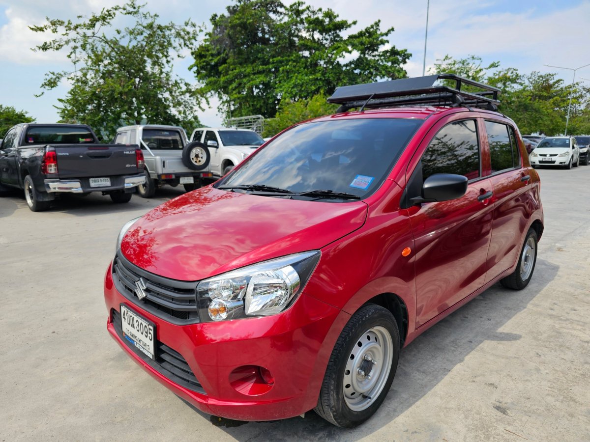 Půjčené auto na parkovišti u přístavu