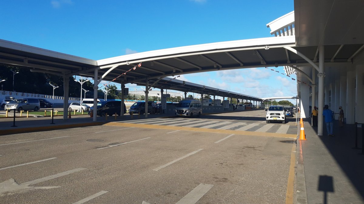 Poloprázdné letiště