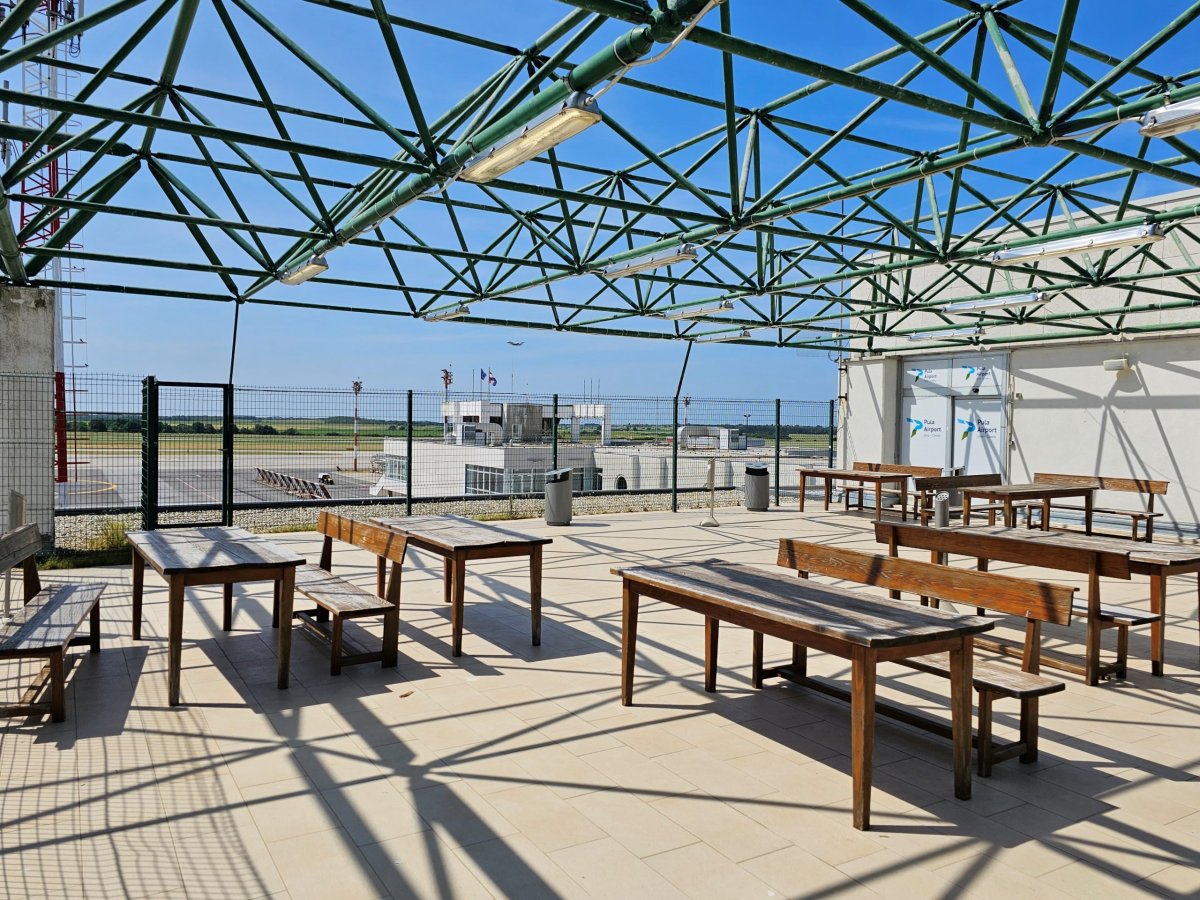 Kuřácká terasa, letiště Pula