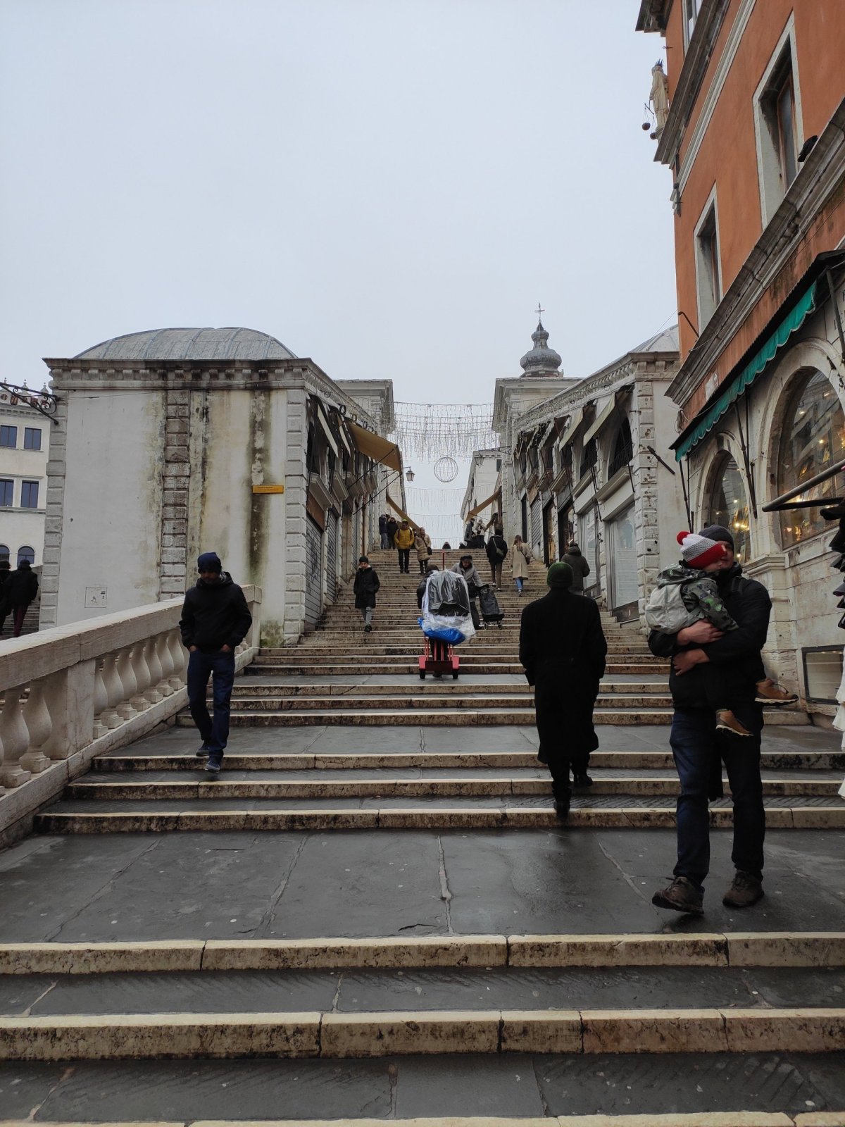 Ponte Rialto a překvapivě málo lidí 