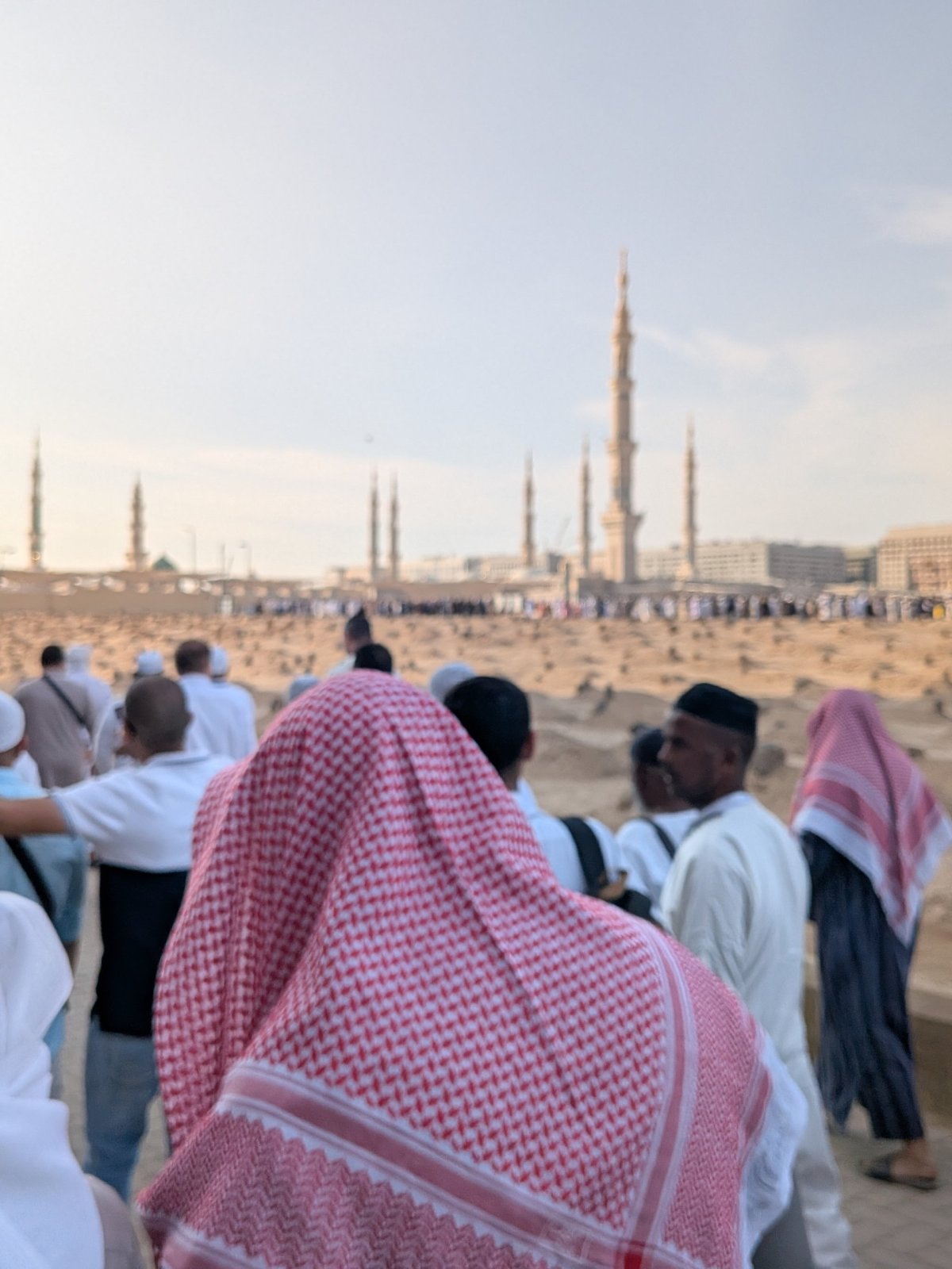 Potníci na hřbitově Al-Baqi