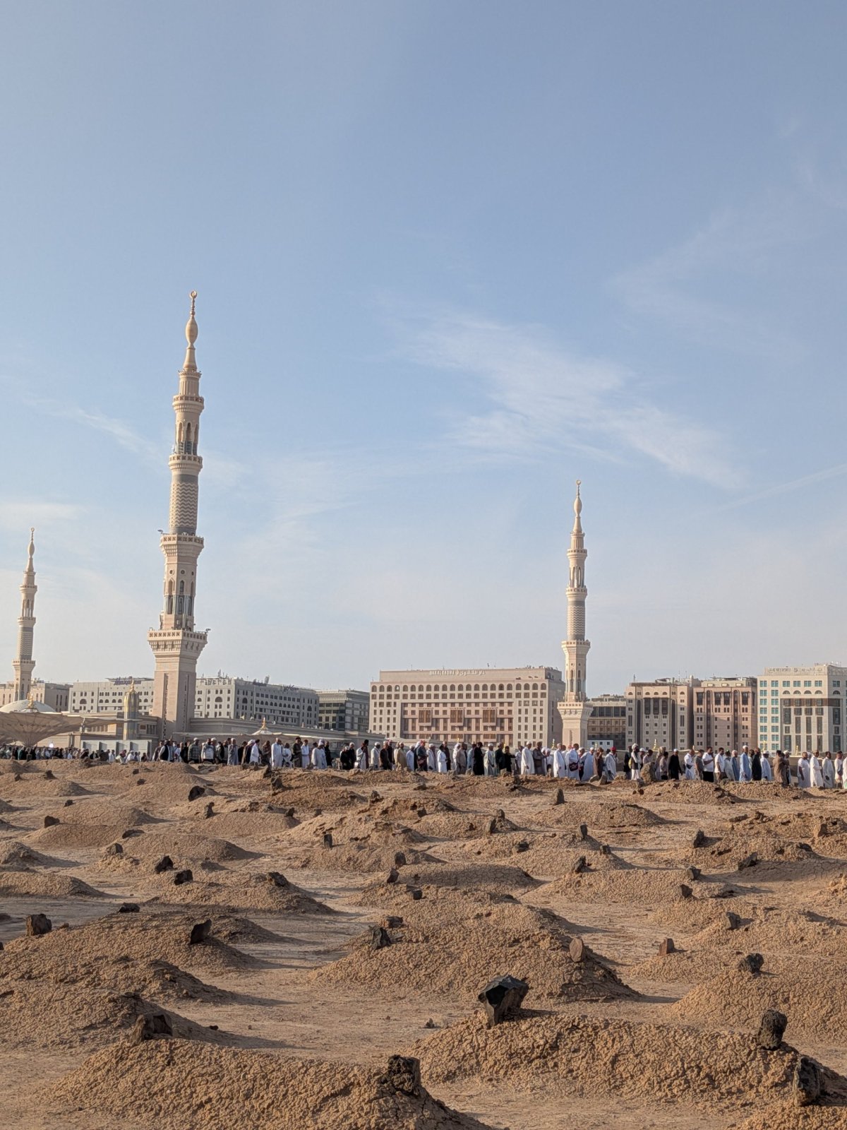 Potníci na hřbitově Al-Baqi