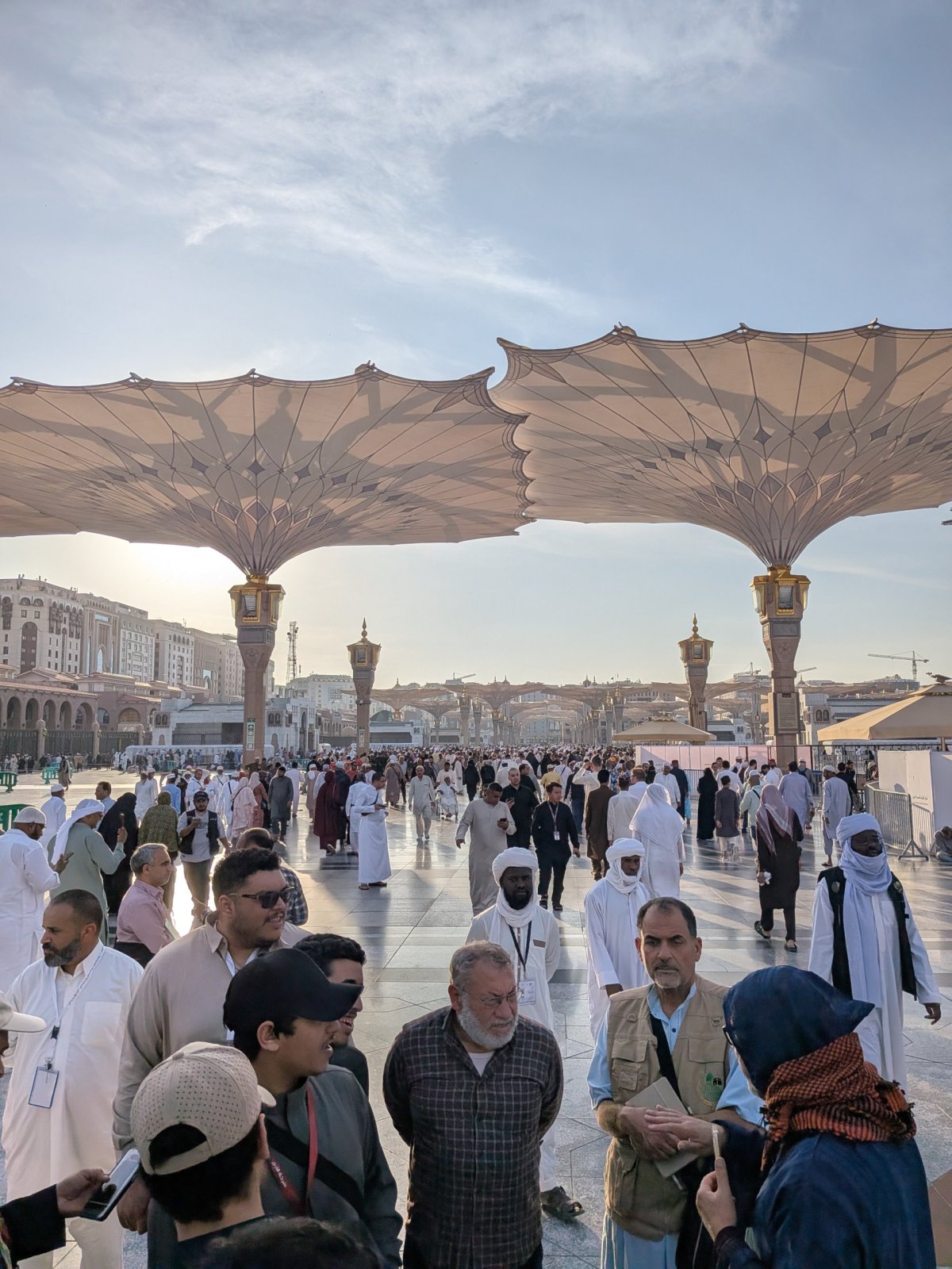 Obří slunečníky, které chrání věřící před Sluncem