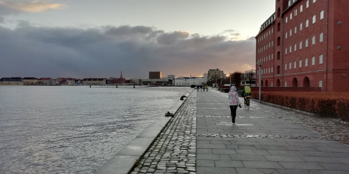 "přelidněné " nábřeží 