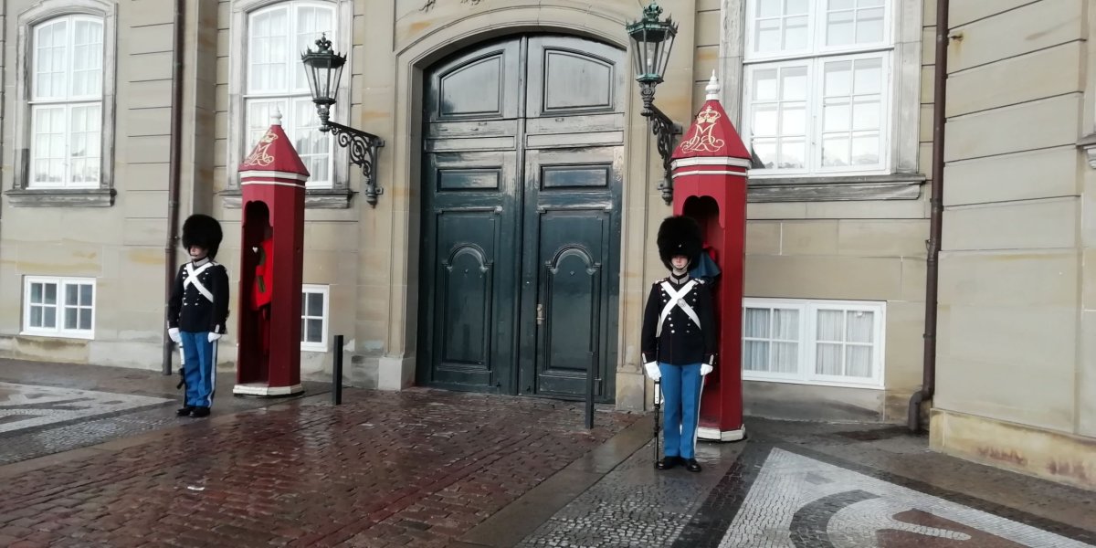 ke královně tě nepustíme!!!!!