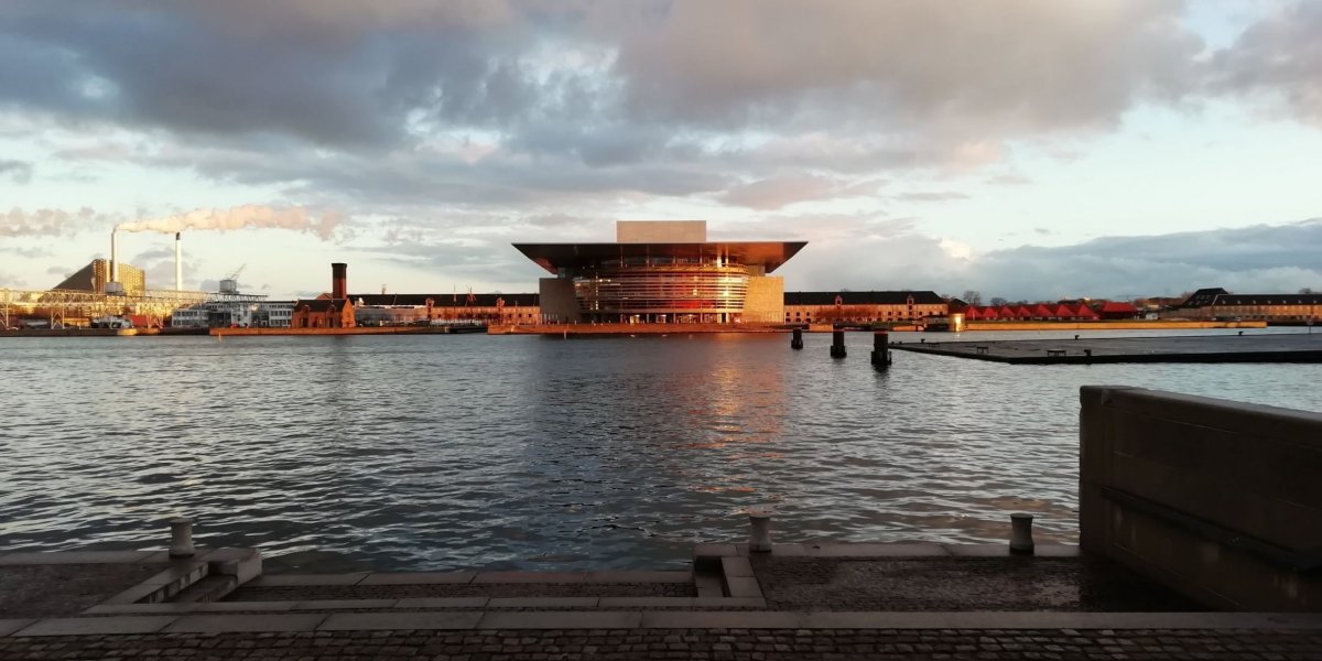 Opera a západ slunce