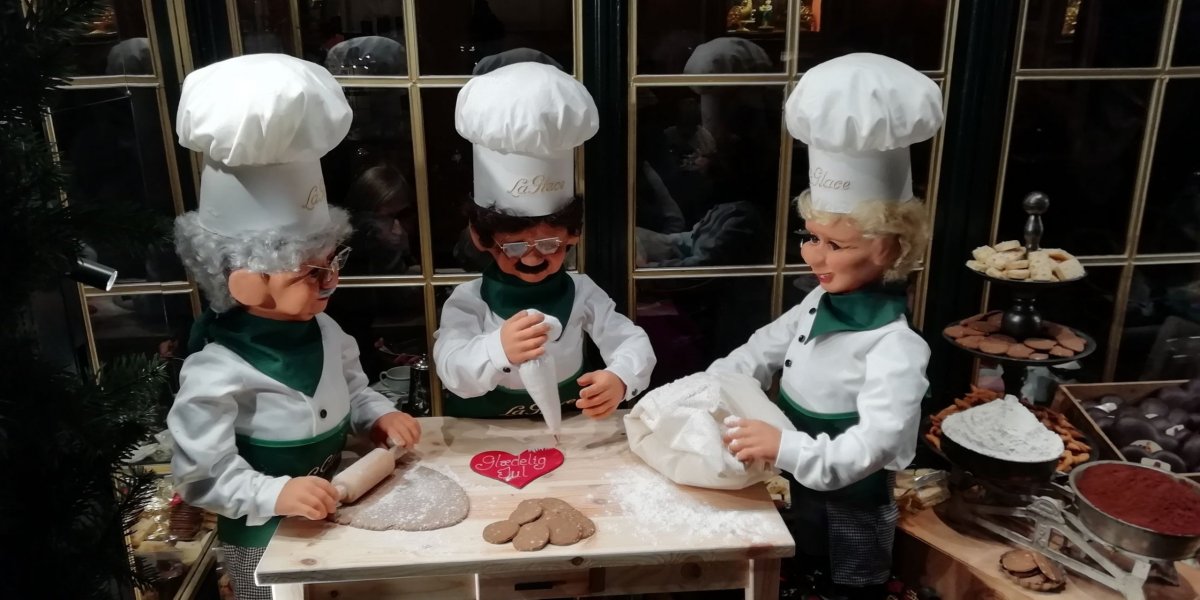 panenkovský betlém v jedné výloze...