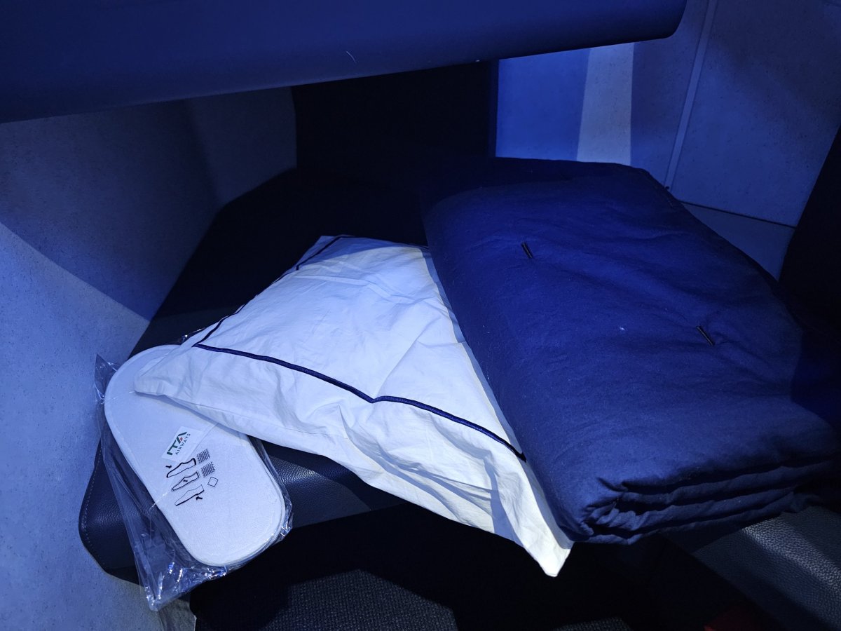 Polštář, deka a pantofle