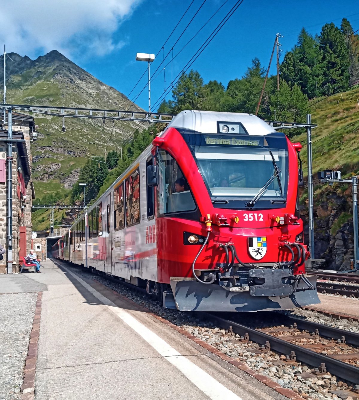 Alp Grüm a souprava známého Bernina Expressu 