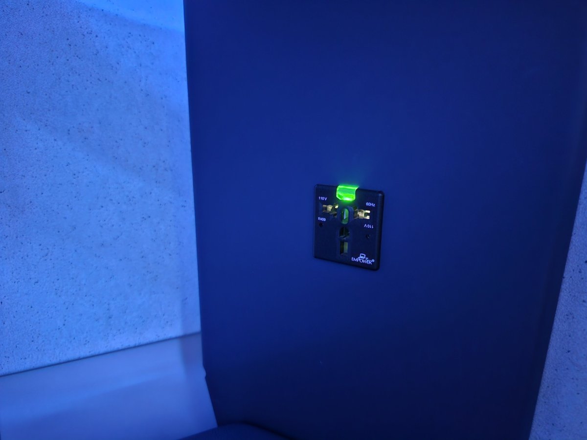 Zásuvka pro nabíjení elektroniky