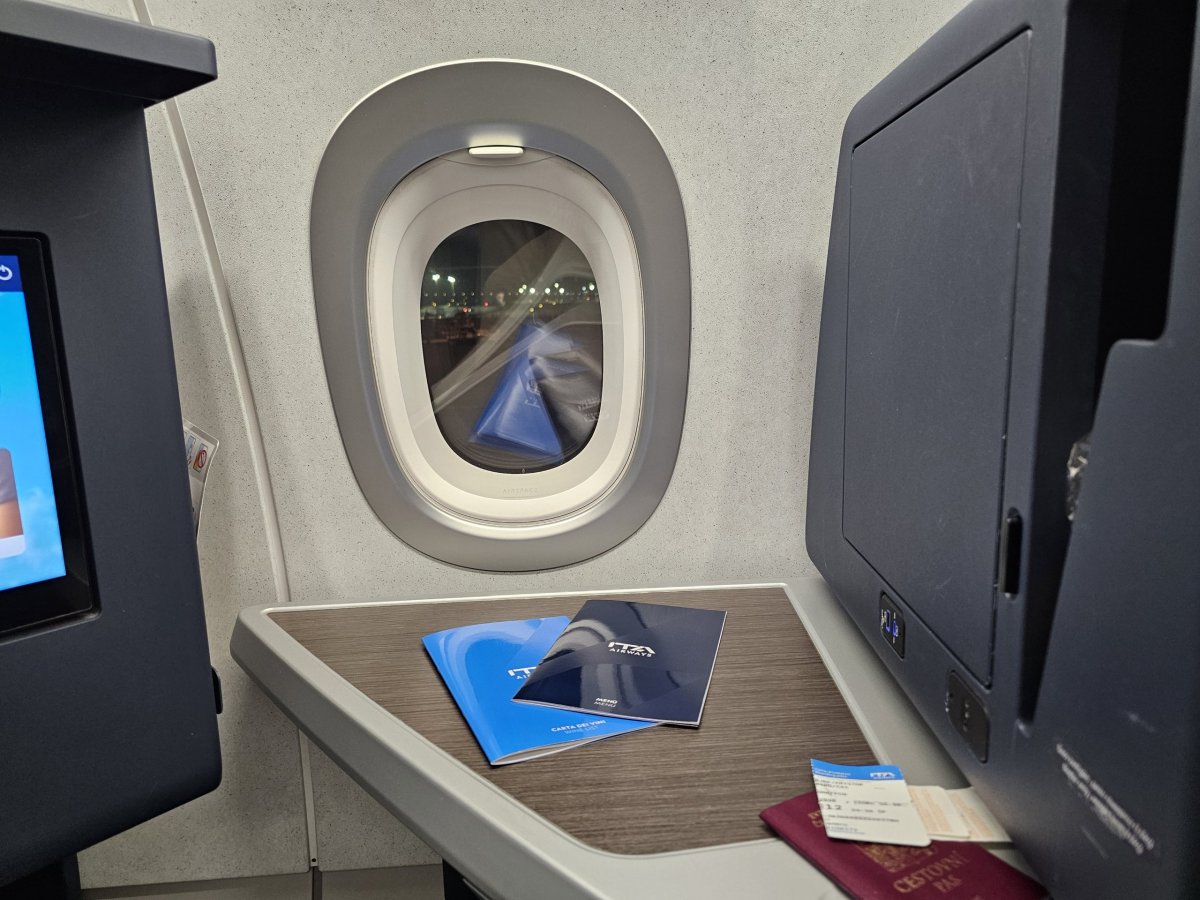 Stolek a zavřený odkládací prostor se zrcadlem