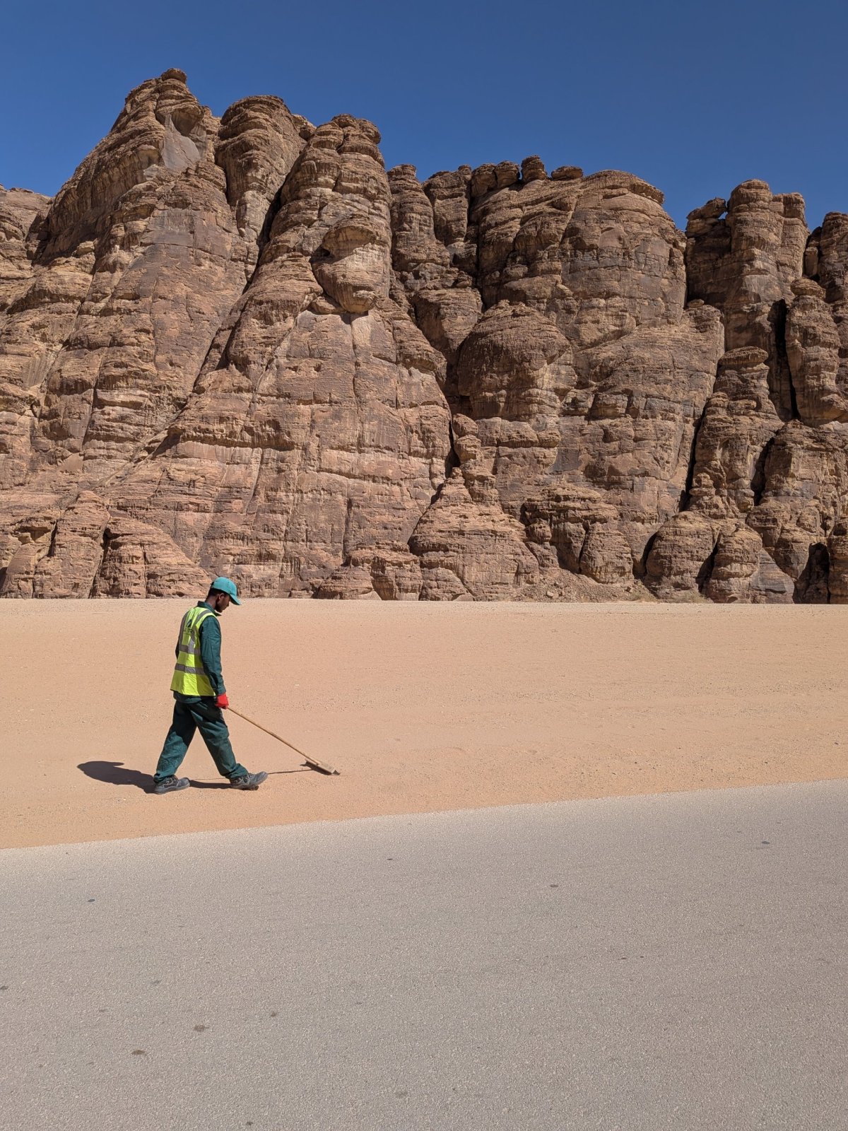 Zametání písku v poušti v okolí Maraye