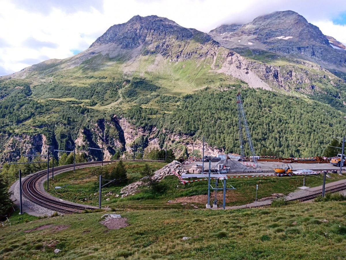 ,,Uzel " na trati u Alp Grüm a horský masiv 