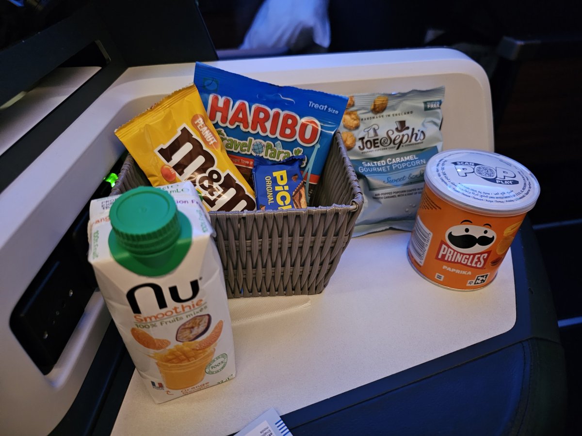 Košíček se sladkostmi a pringles