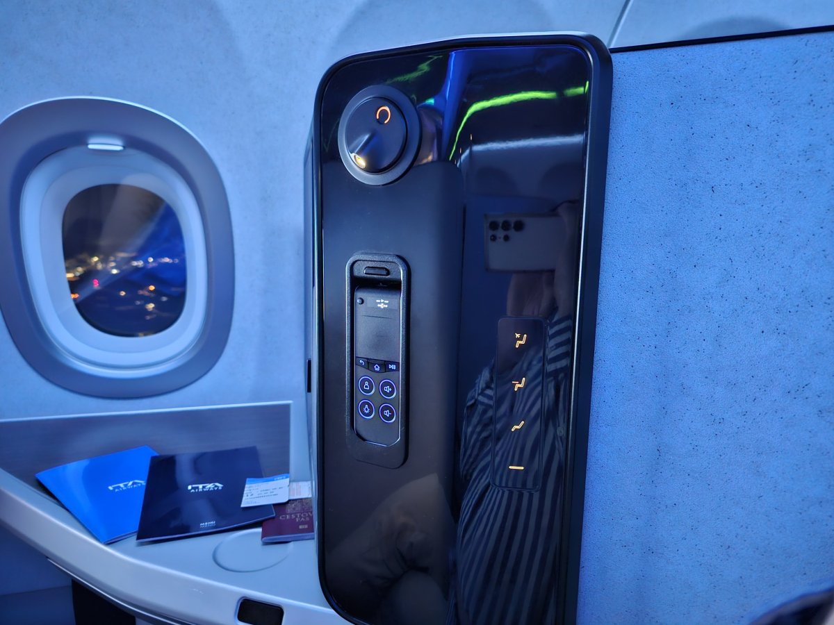 Panel u sedačky - ovládání sedačky, lampička a ovládání IFE