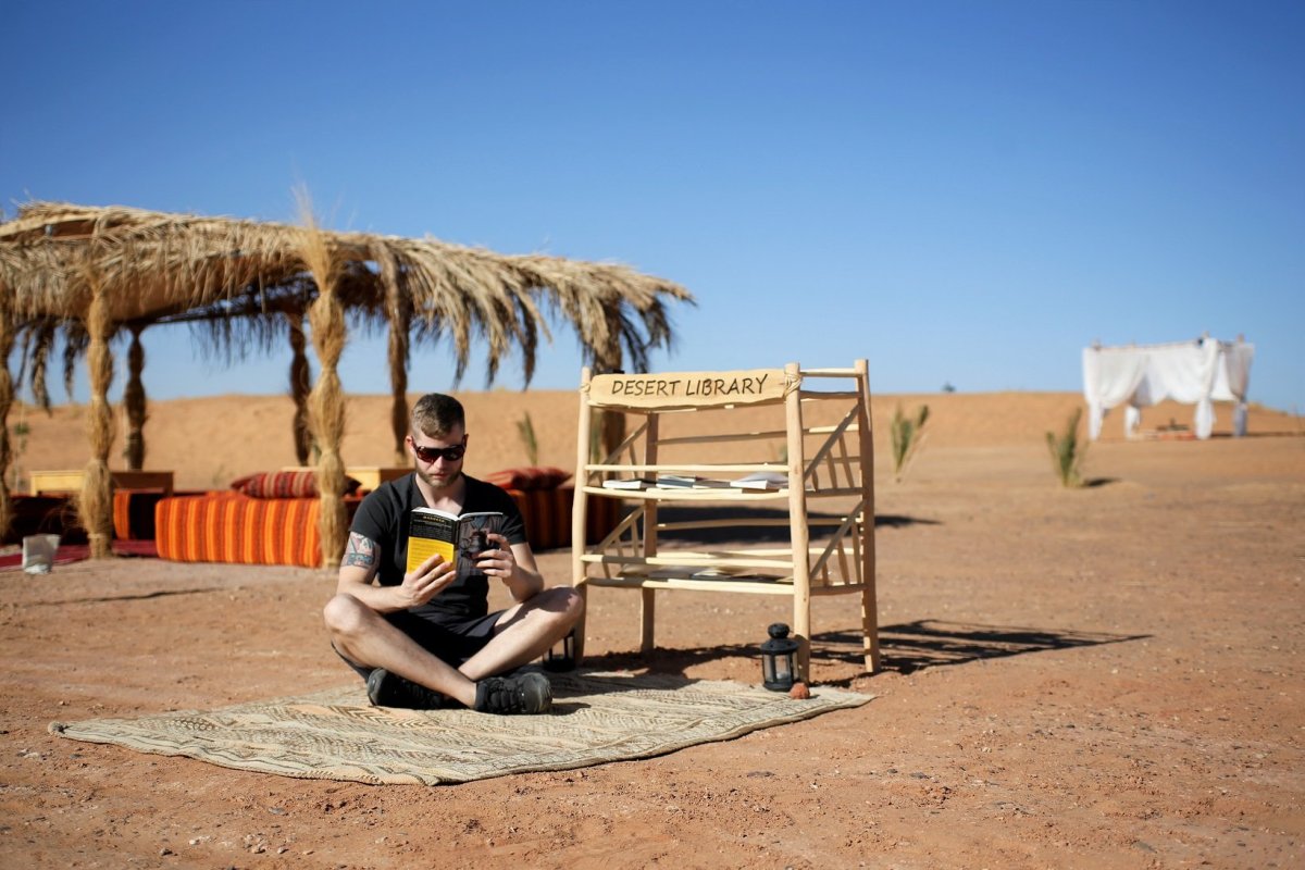 Míra si čte v poušti. Vy si náš příběh můžete přečíst zde.