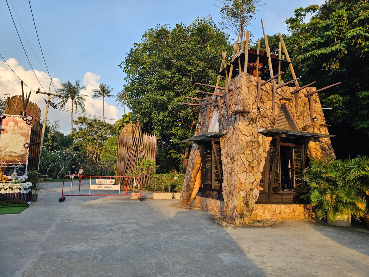 Hlavní vchod do areálu