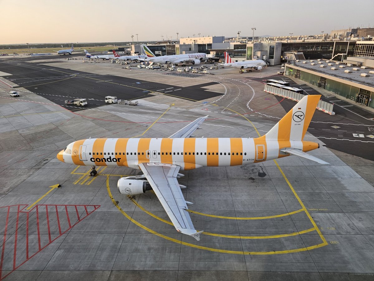 Žlutý Airbus A320 na letišti Frankfurt