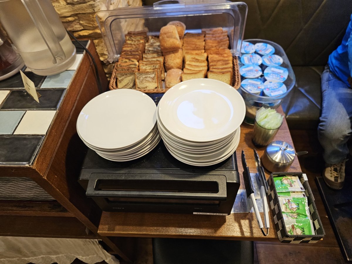 Snídaně - pečivo a jogurty