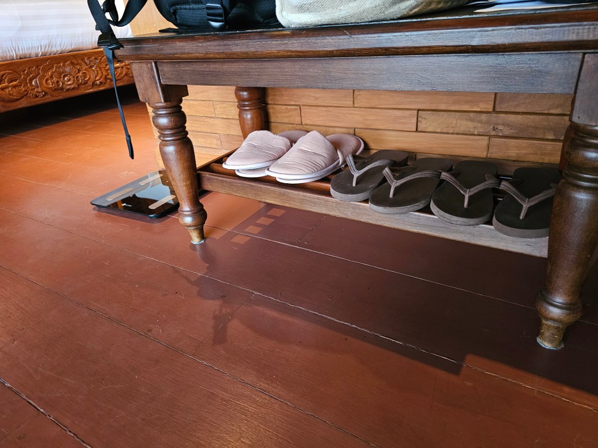 Pantofle, žabky a stoupací váha