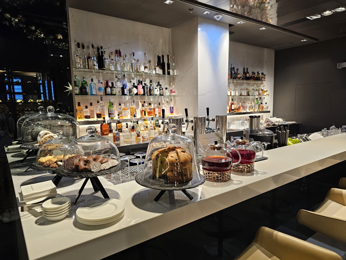 First Class Lounge (Main Terminal) – bar