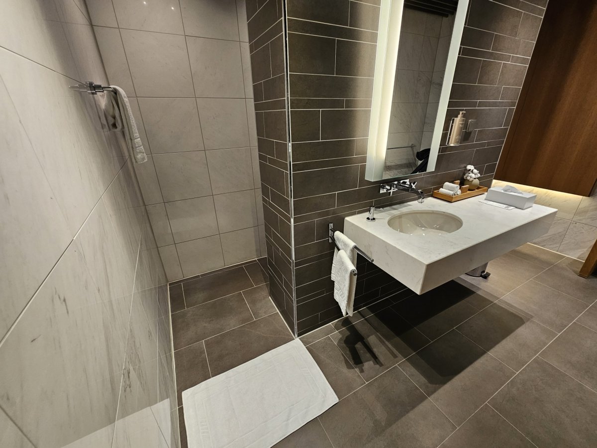 First Class Lounge (Main Terminal) – sprcha