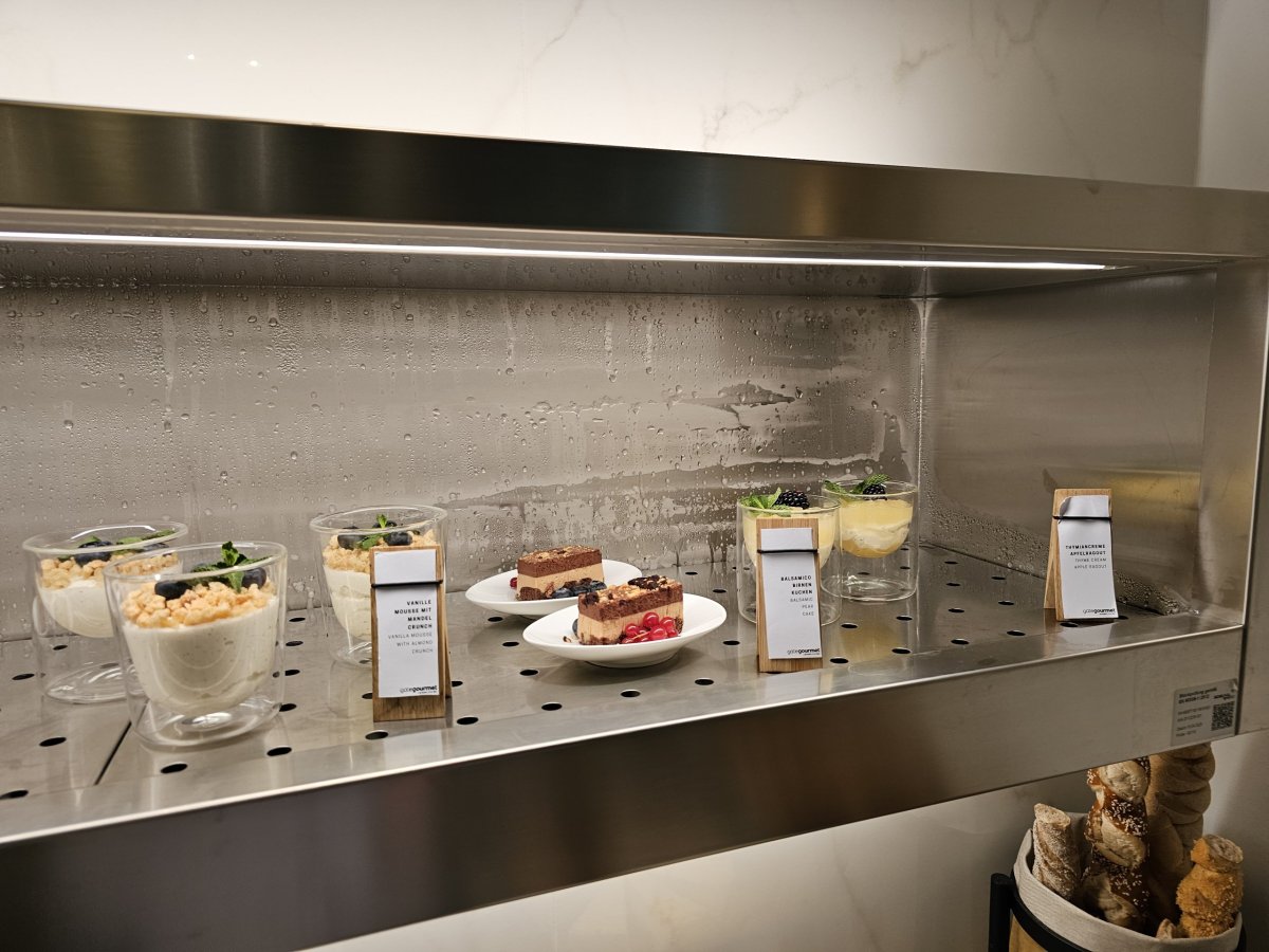 First Class Lounge (Main Terminal) – sladkosti a dezerty