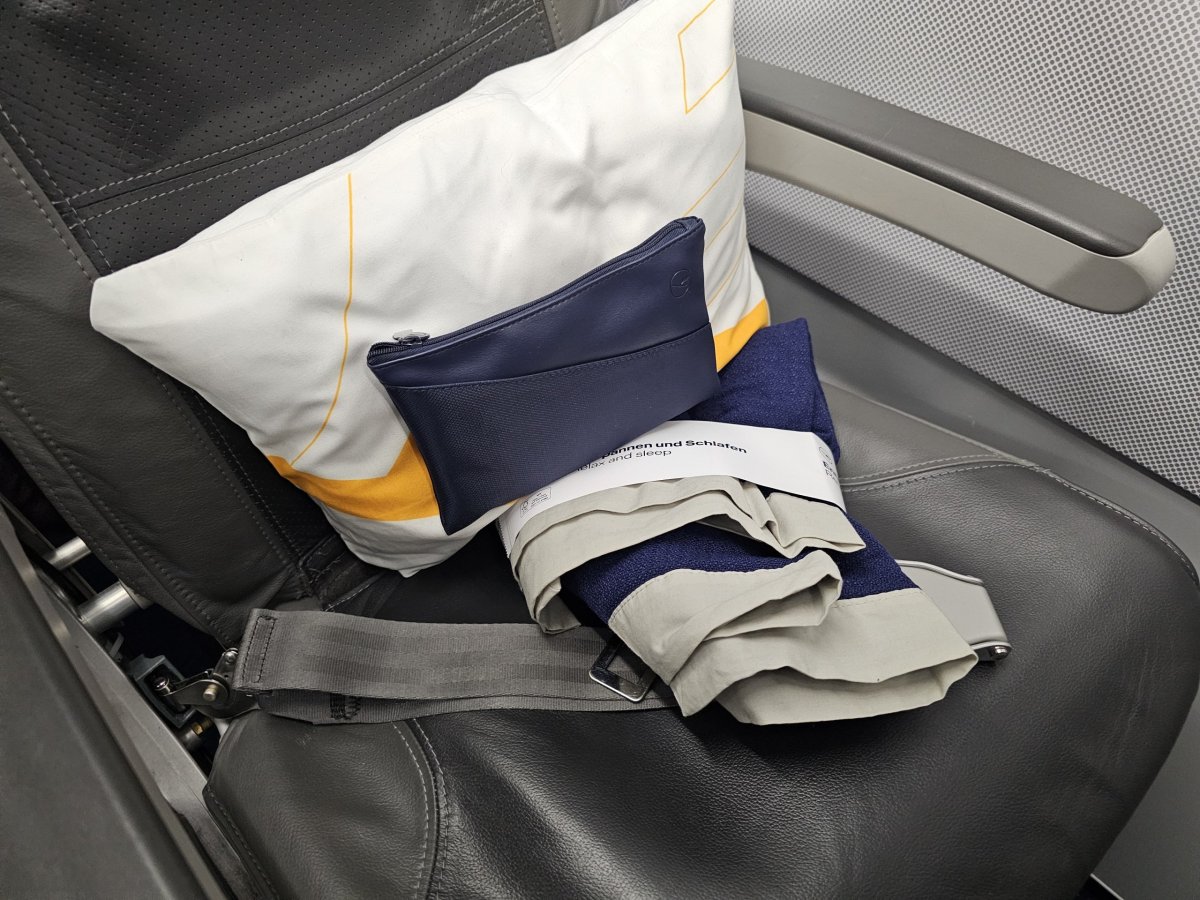 Polštář, amenity kit, deka