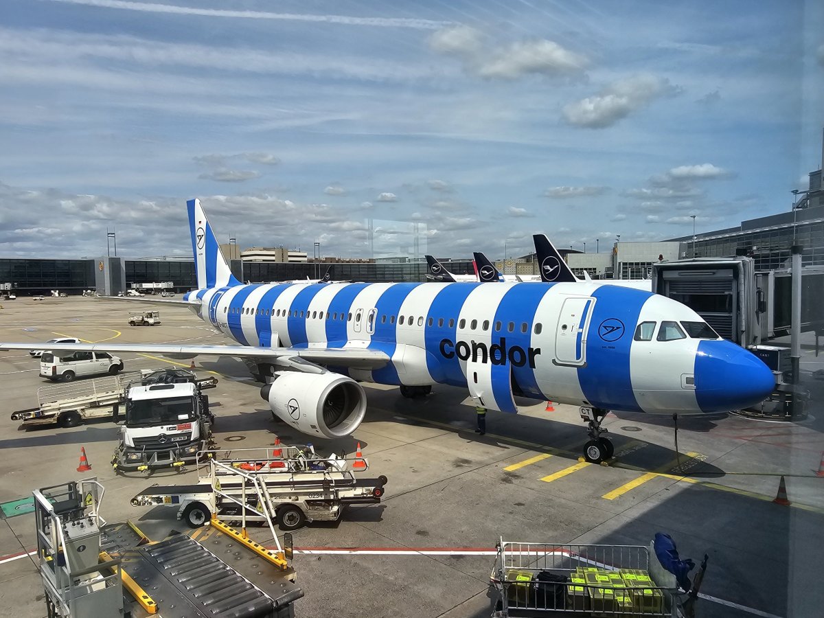 Modrý Airbus A320 Condor