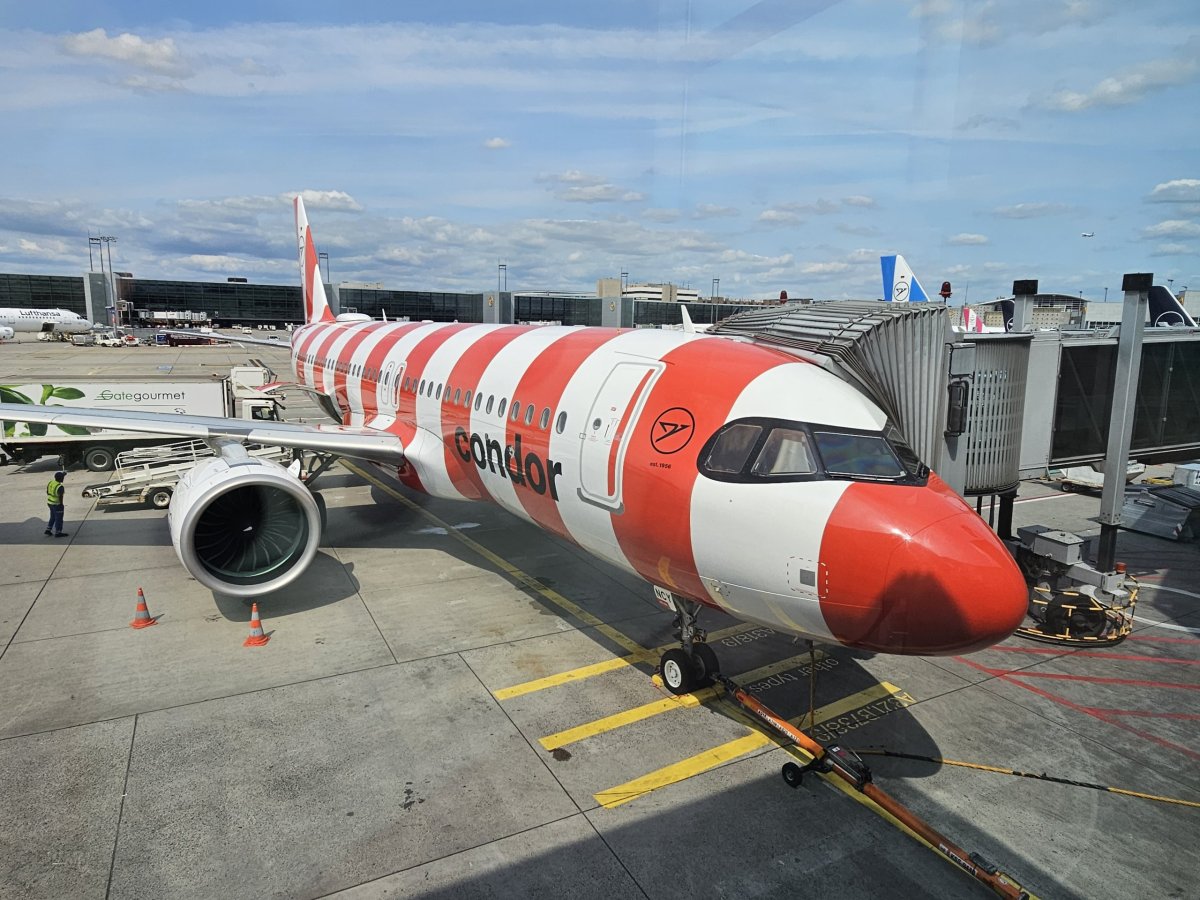 Červený Airbus A320 Condor