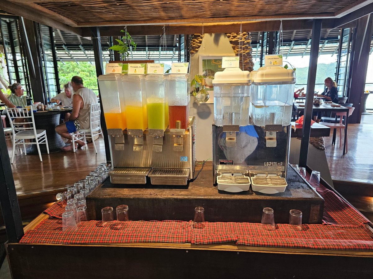 Snídaně: voda a ovocné šťávy