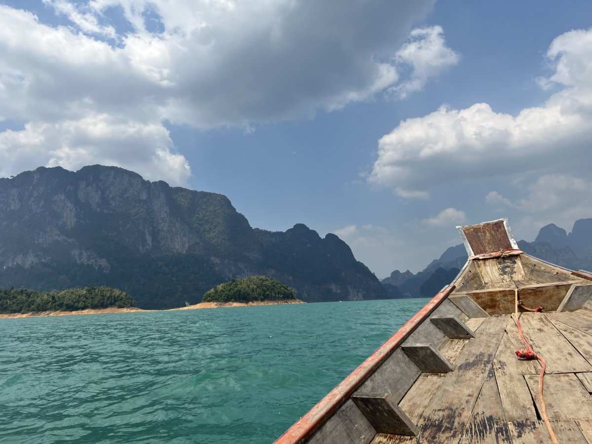 Cheow Lan Lake a cesta k ubytování 