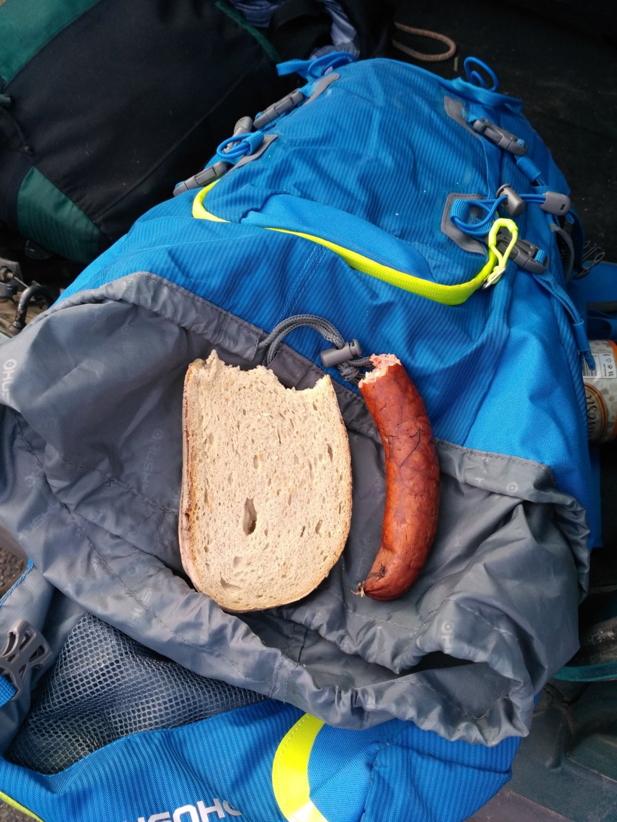 Tedy než se dáme do kroku, tak je třeba doplnit síly. Dobrá klobáska nemůže ničemu a nikomu uškodit.