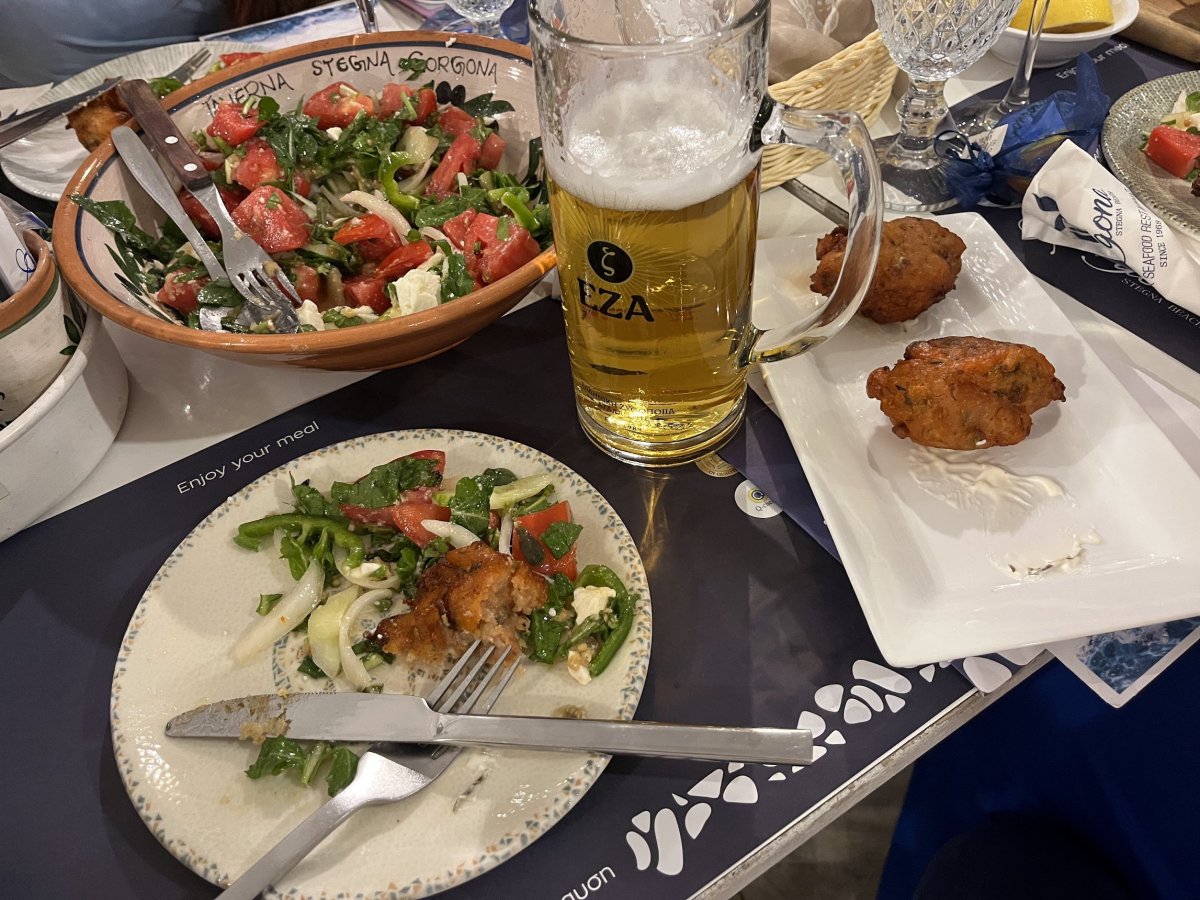 Řecký salát, pivo a pitaroudia