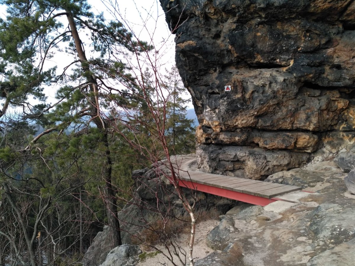 Vyhlídka ovšem tentokrát nedá svoji kůži úplně lacino. Respektive překonat mostek ještě moc práce nedá…