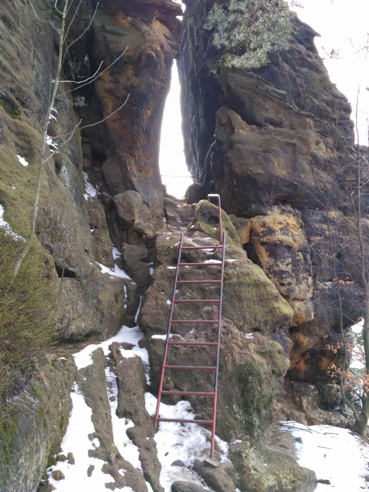 Ale poté přijde na pár žebříků či řetěz. Nic nebezpečného, zde již pár jedinců odmítlo vytoupit ze své komfortní zóny a vrcholu 