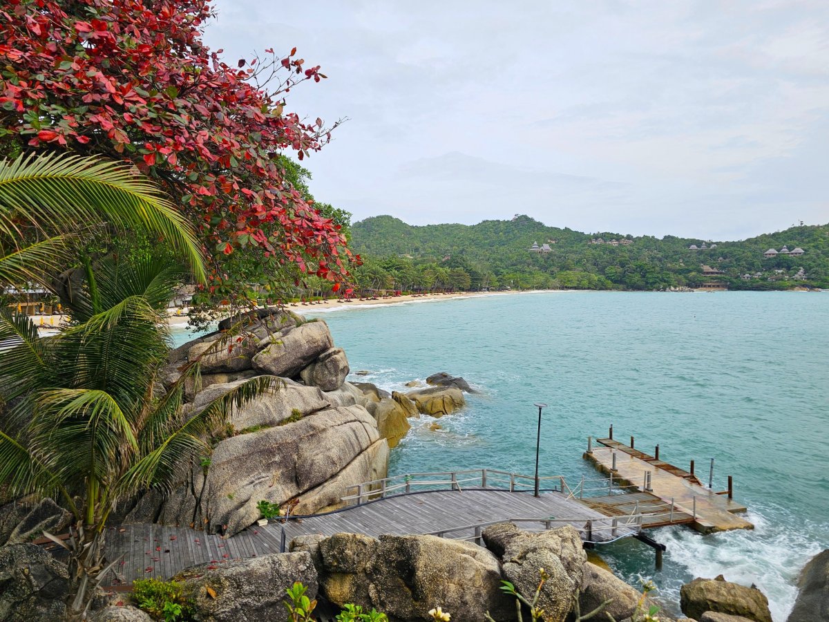 Pobřeží kolem hotelu