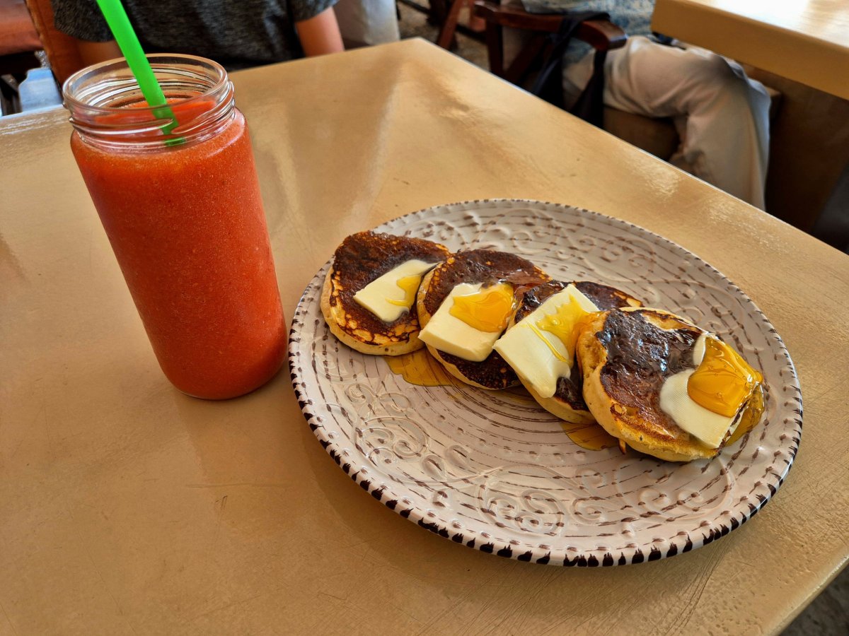 Vynikající lívance s máslem a medem, mňam