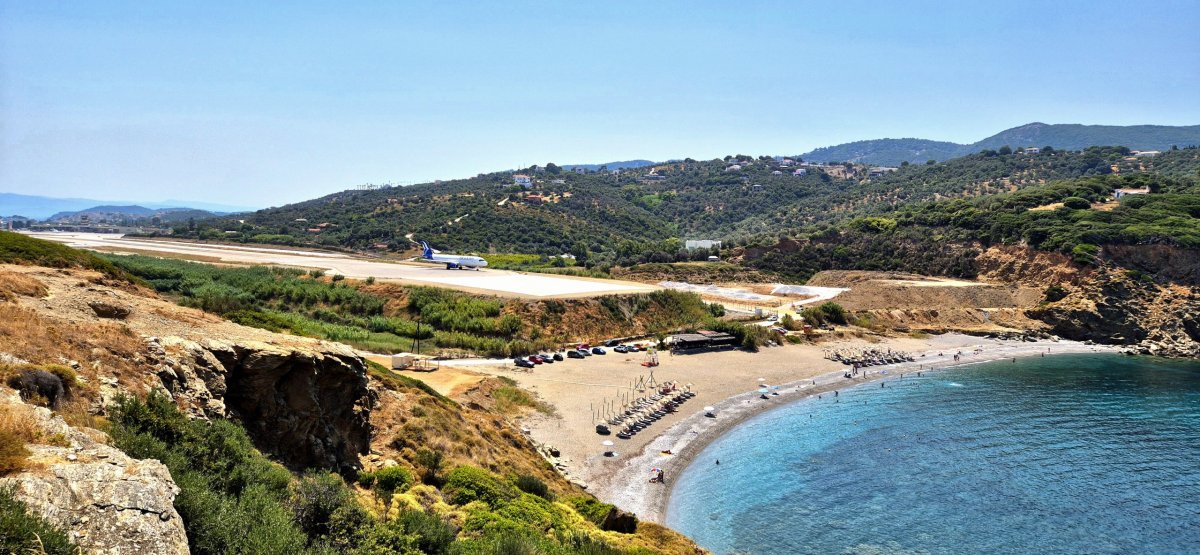 Xanemos beach z kopečka s runwayí