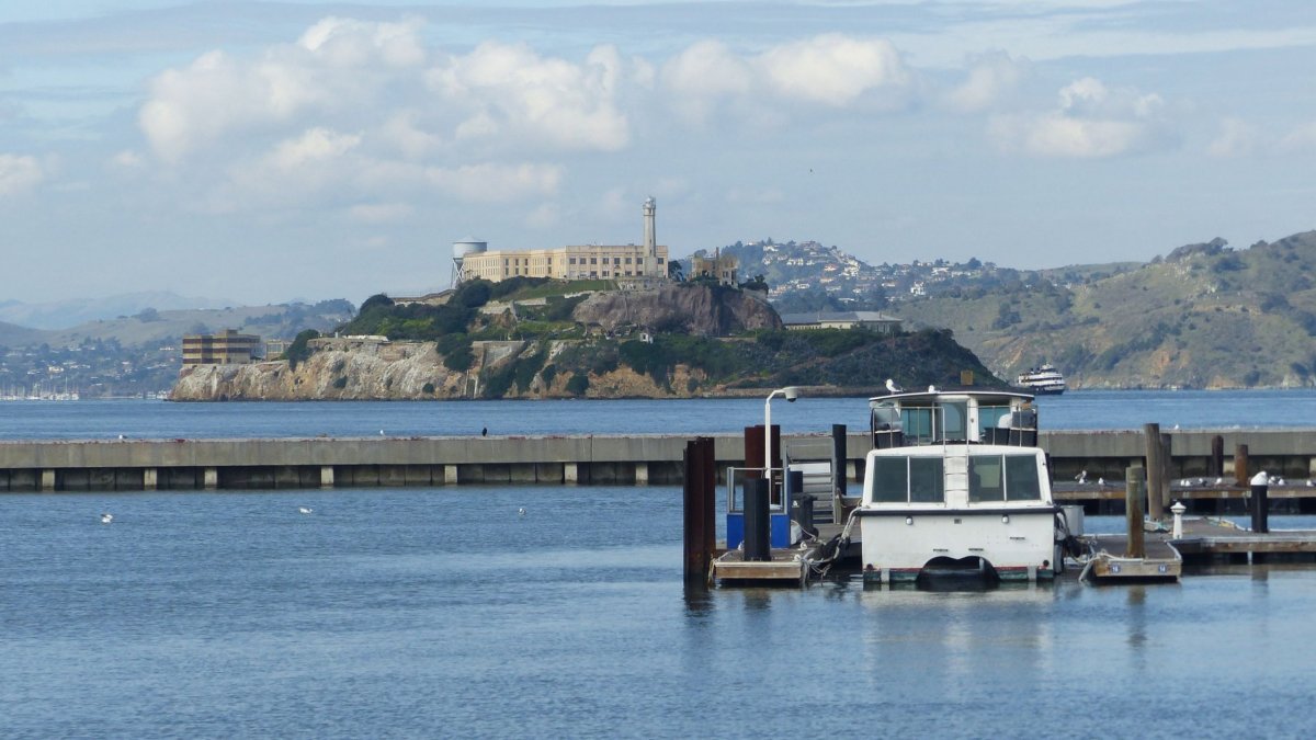 Polední pohoda na Waterfrontu s Alcatrazem v pozadí
