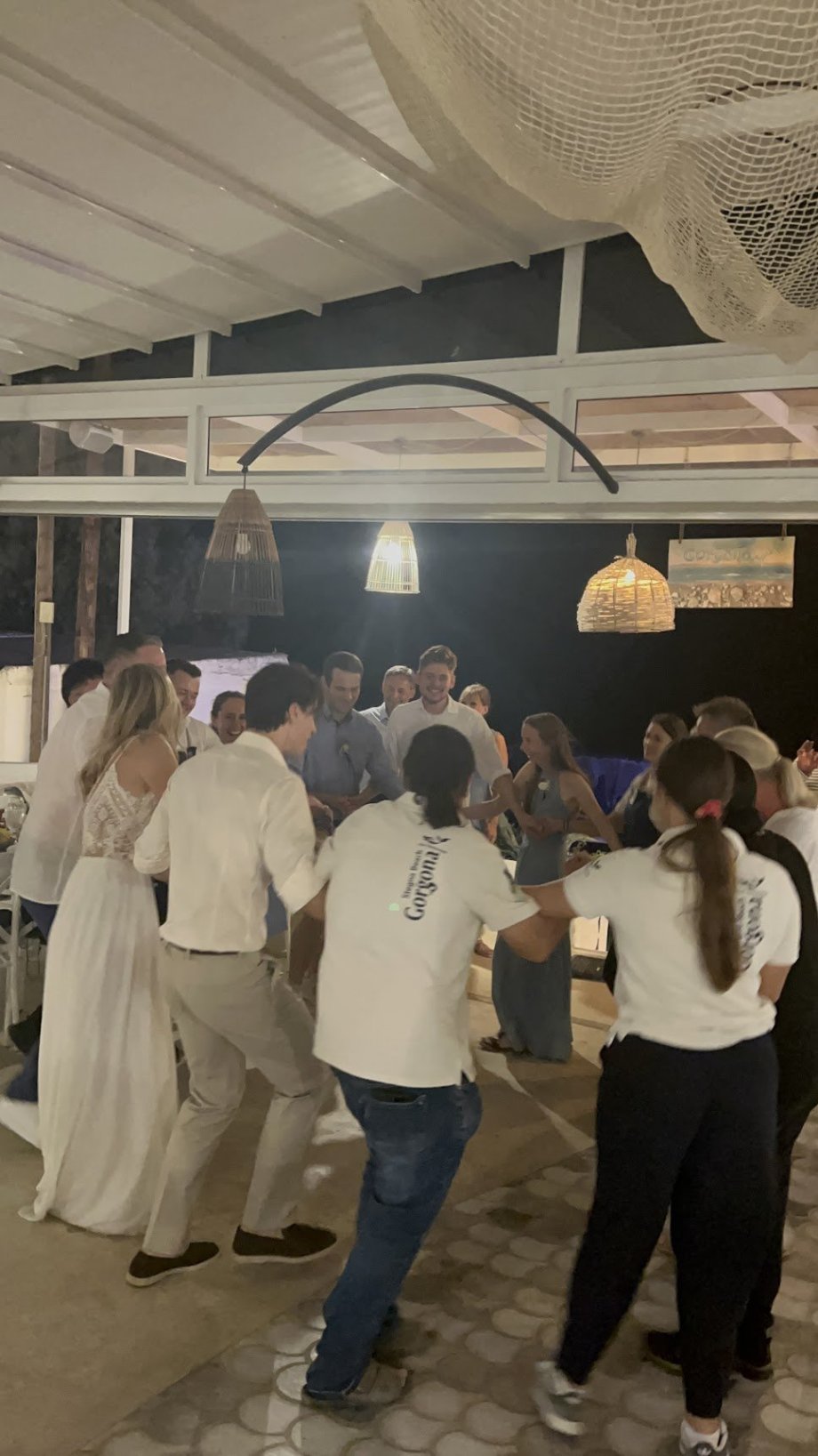 a když pak odešli ostatní lidi, tak se tancovali řecké tance po celé taverně