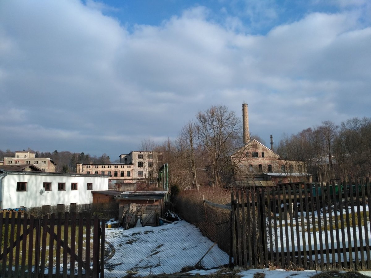 Nalézáme se na Šluknovském výběžku. Jako nesporný důkaz slouží opuštěná industriální stavba.