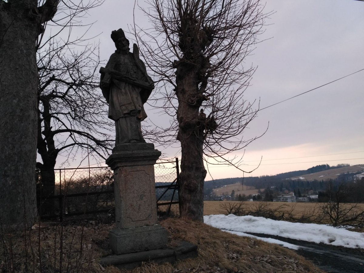 Svatý něco nás již vítal ve vesničce střediskové.