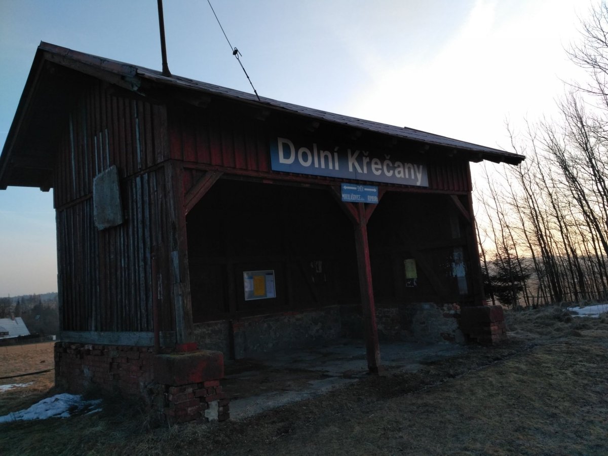 Došli jsme na super moderní zastávku a vyčkávali na vlak, který nás dovezl do…