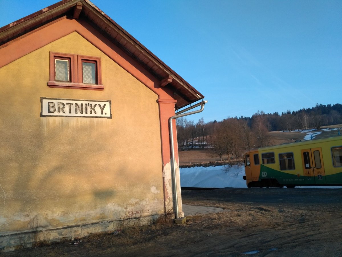Do obce Brtníky. Cca 15 minut jízdy. Zde jsme se napojili na modrou turistickou trasu a šlapalo se.