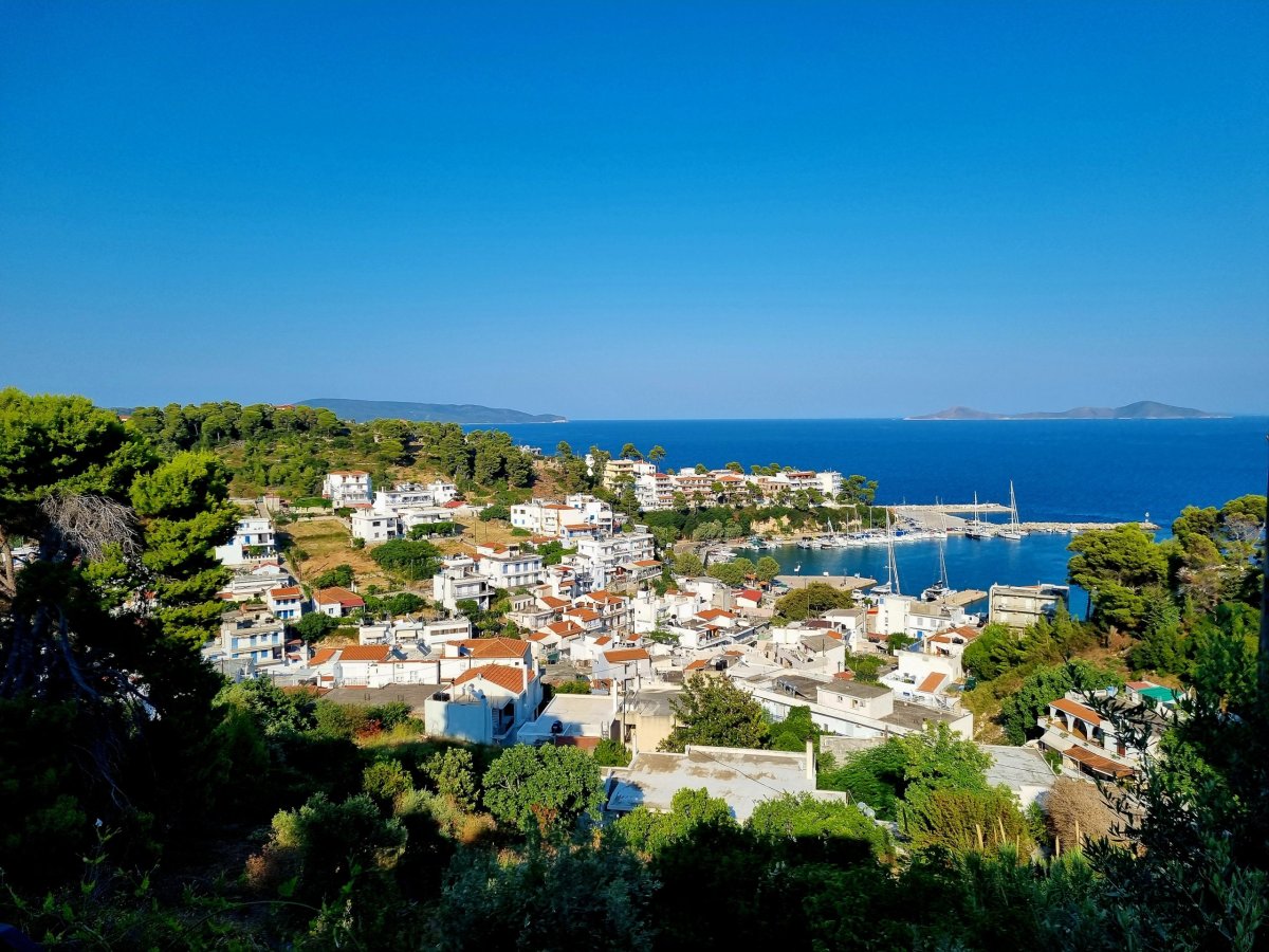 Výhled na přístav po cestě do chory