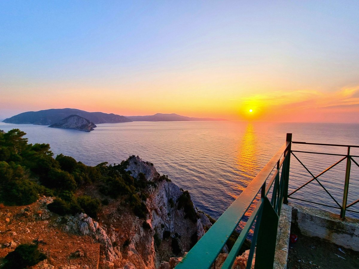 Celý Skopelos u zapadajícího slunce