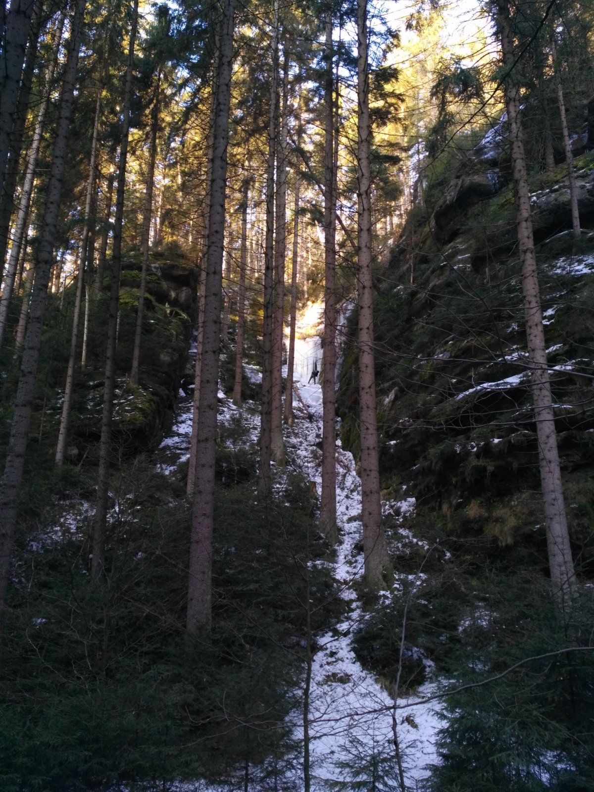 V dáli je vidět snad pětimetrový ledový vodopád. 