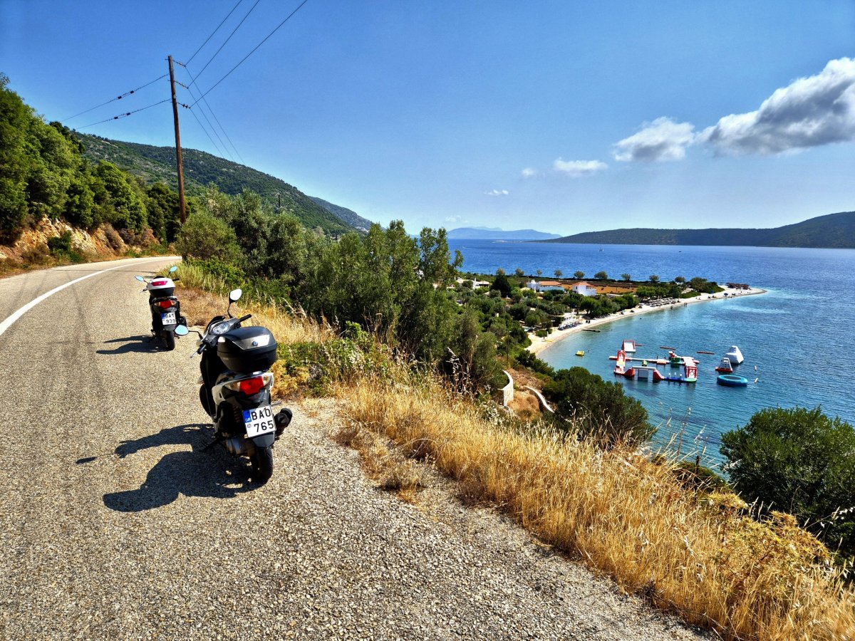 Výhled na Agios Dimitrios se skákacím hradem už z dálky napovídal větší množství lidí